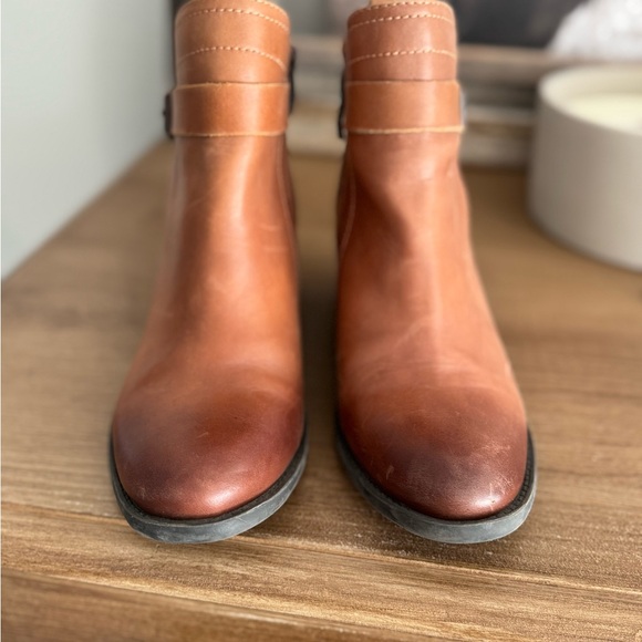 Vince Camuto Beamer Ankle Booties 8 B/38 near new condition - Picture 2 of 3